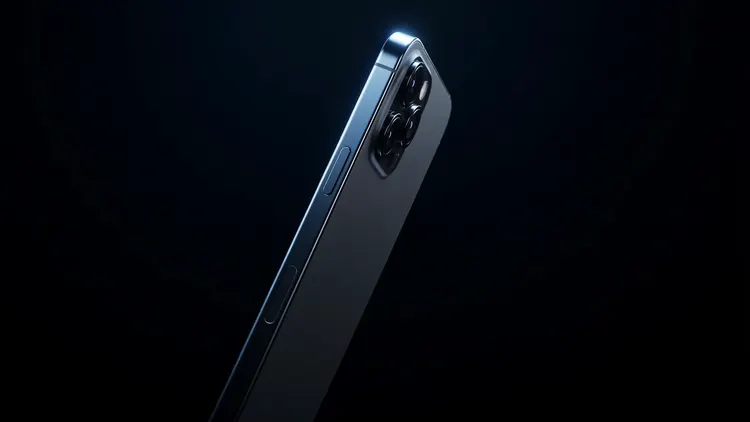 Perfil do iPhone em titânio sob luz azul
